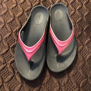Oofos flip flop size 7